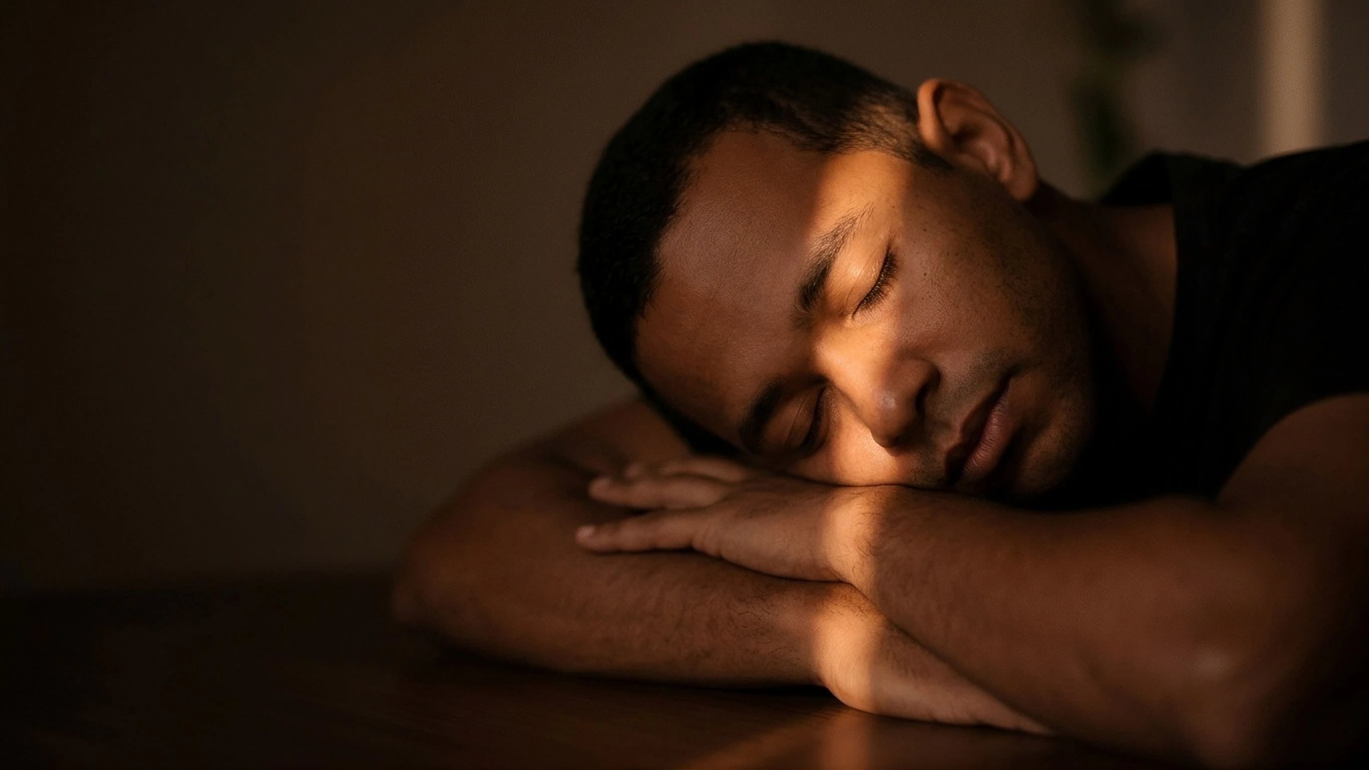 Rosto de um homem de olhos fechados, com luz quente de fim de tarde